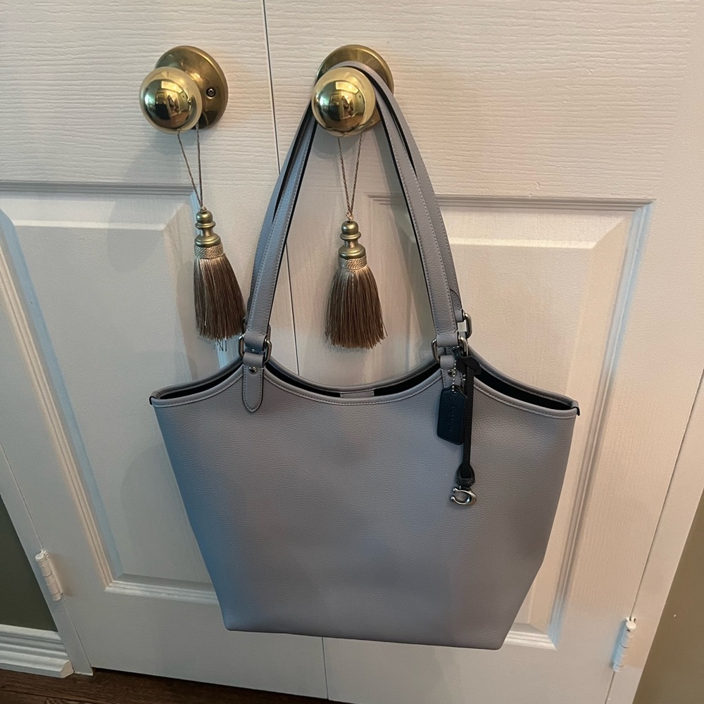 Coach Leather Tote Bag. Used only handful of times. Excellent condition: